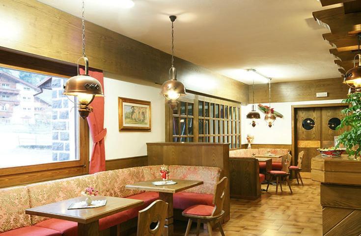 Hotel Bernard ปอซซาดิฟัซซา ภายนอก รูปภาพ