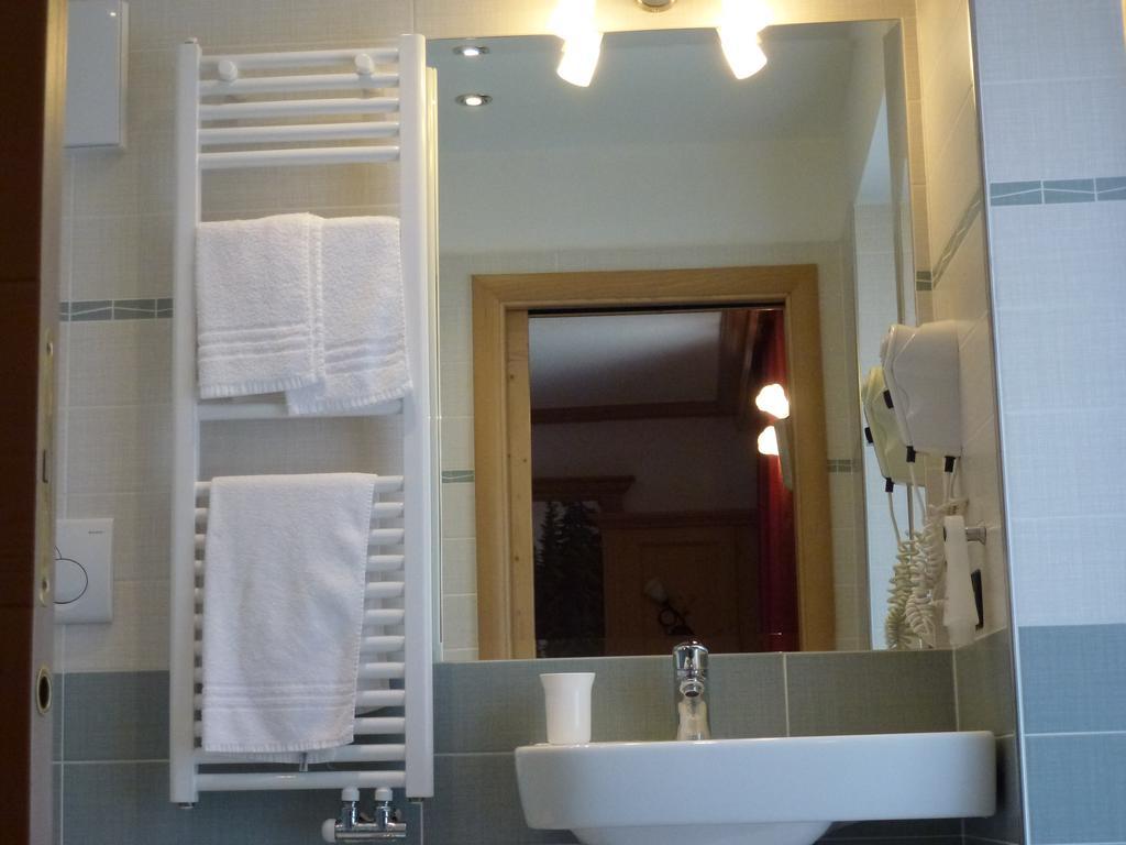 Hotel Bernard ปอซซาดิฟัซซา ภายนอก รูปภาพ