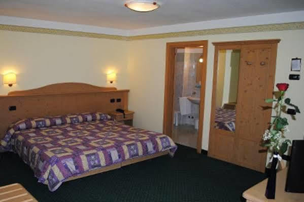 Hotel Bernard ปอซซาดิฟัซซา ภายนอก รูปภาพ
