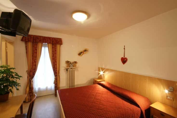 Hotel Bernard ปอซซาดิฟัซซา ภายนอก รูปภาพ